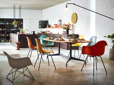 Eames Plastic Armchair RE LAR, Vitra, ambiance salon
